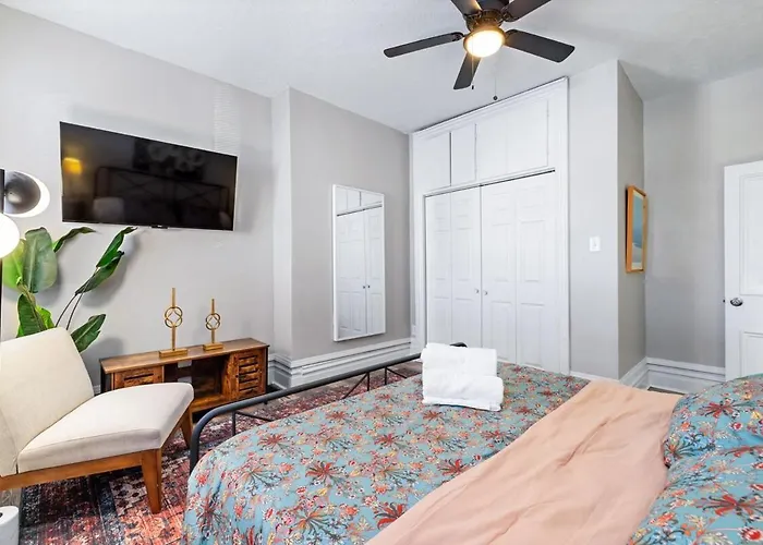 Hébergement de vacances A Part Of History! Gated Yard, Hot Tub, 5 Br Pittsburgh