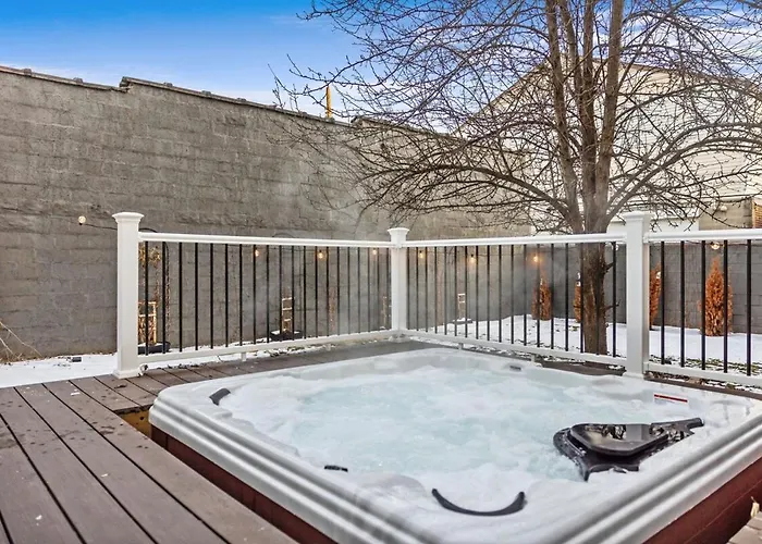 A Part Of History! Gated Yard, Hot Tub, 5 Br Hébergement de vacances *